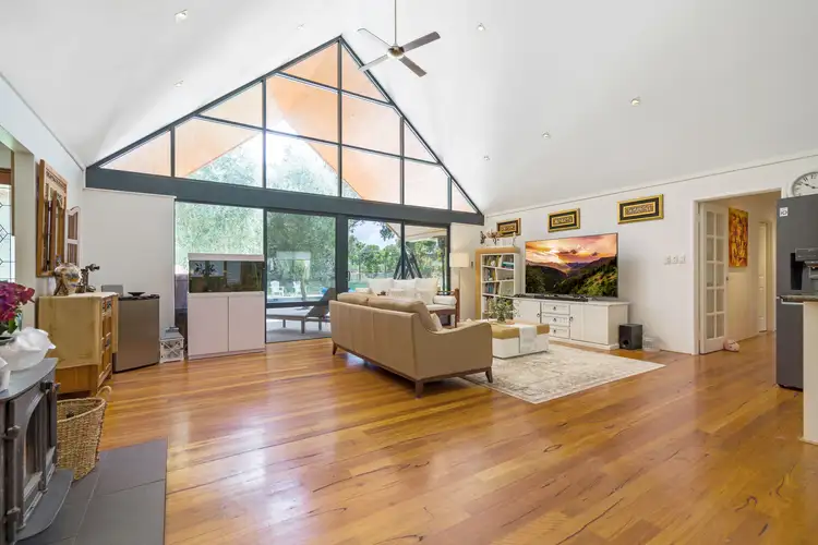 4 Hitchens Grove, Bedfordale WA 6112