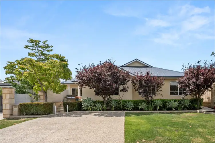6 Coleman Crescent, Melville WA 6156