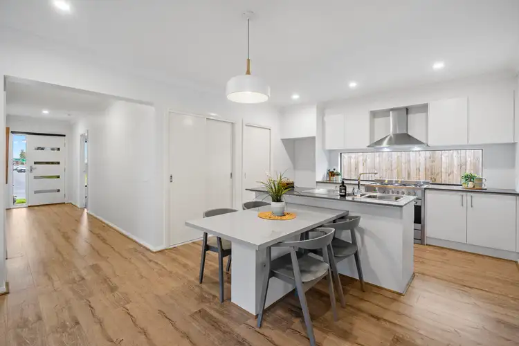 8 Shawshank Avenue, Clyde VIC 3978