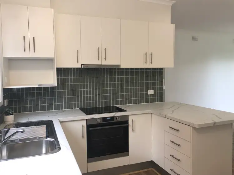 Main view of Homely unit listing, 2/5 Raglan Street, Newtown VIC 3220