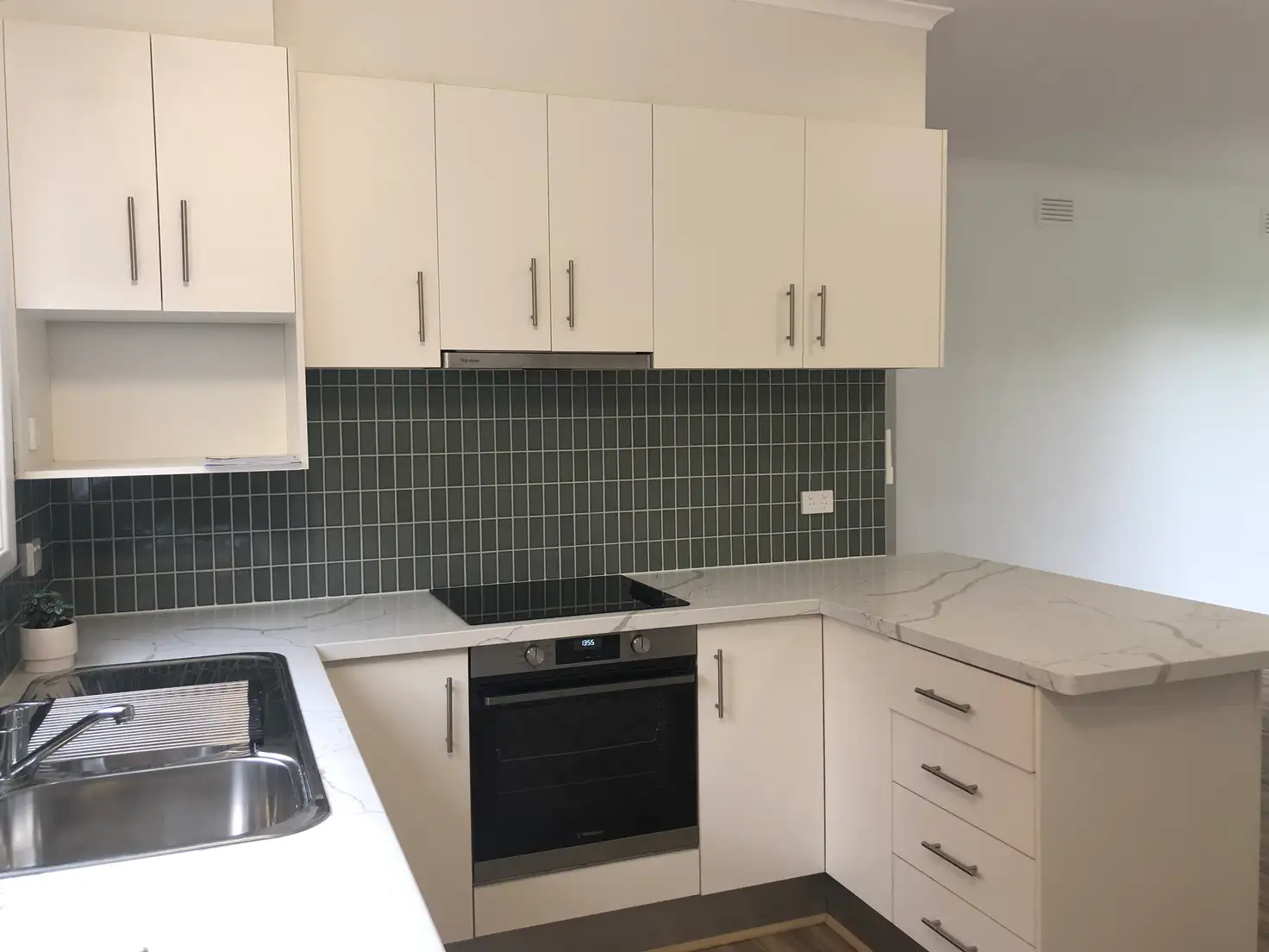 Main view of Homely unit listing, 2/5 Raglan Street, Newtown VIC 3220
