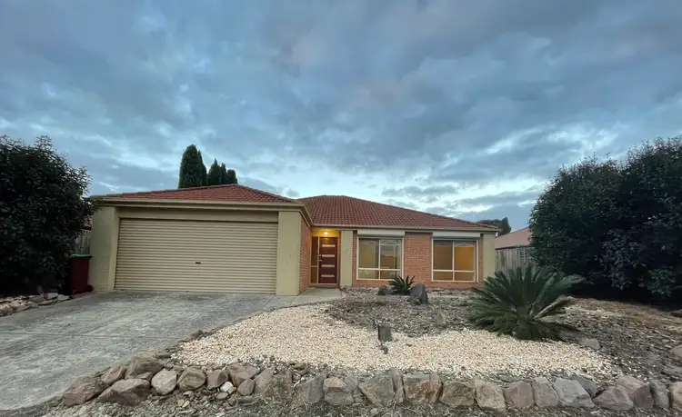 24 Hasluck Crescent, Lynbrook VIC 3975