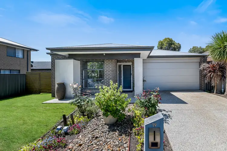 19 Fleuve Rise, Clyde North VIC 3978
