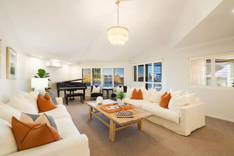 33 Boomerang Crescent, Sorrento QLD 4217