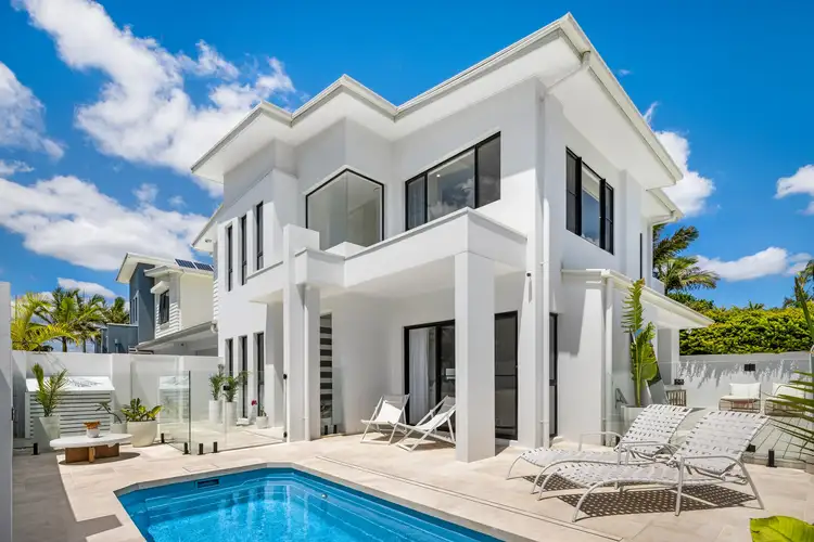 2/2 Avanti Street, Mermaid Waters QLD 4218