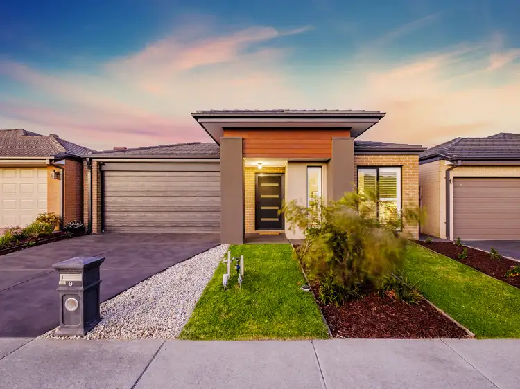 9 Carisbrooke Way, Clyde North VIC 3978