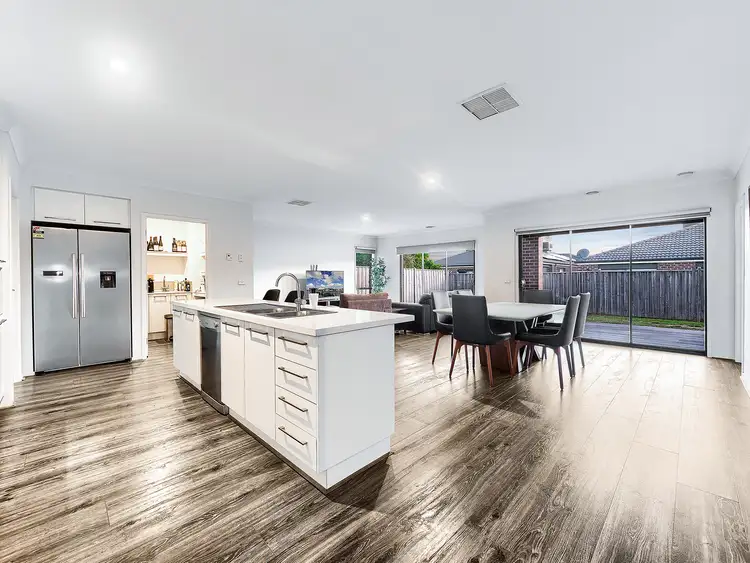 Fifth view of Homely house listing, 33 Lucinda Lane, Cranbourne North VIC 3977