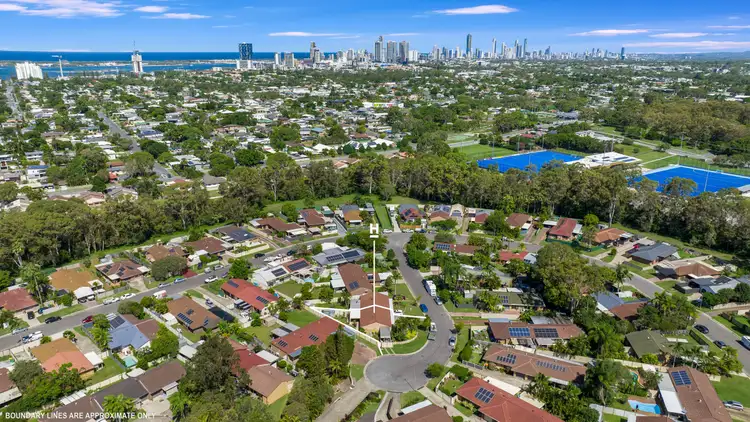 2/5 Hoya Court, Labrador QLD 4215