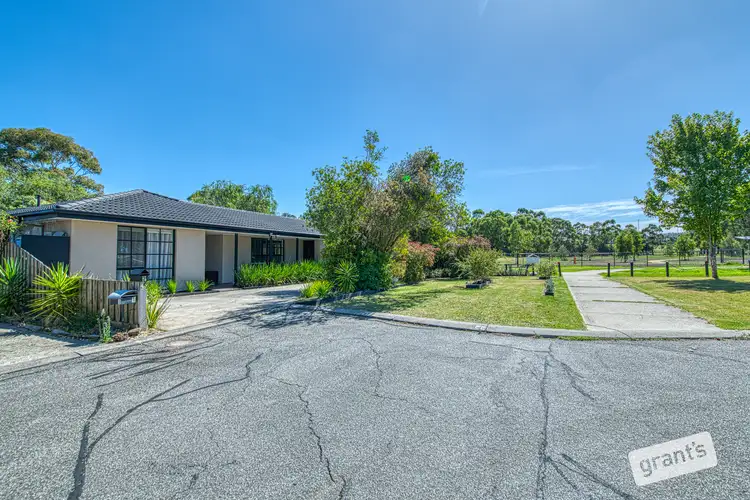 Fifth view of Homely house listing, 2 Quadrat Close, Berwick VIC 3806