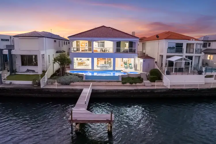 35 King Arthurs Court, Sovereign Islands QLD 4216