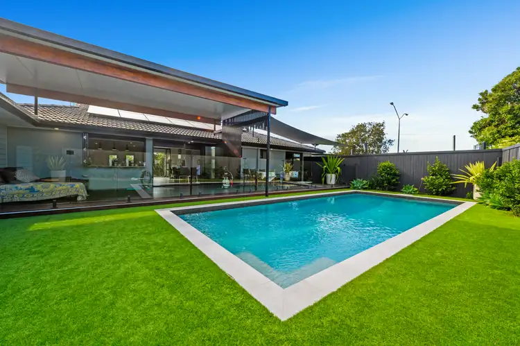 2 Rumrunner Street, Mermaid Waters QLD 4218