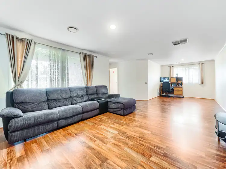 10 Godwin Crescent, Cranbourne North VIC 3977