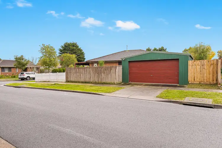 2 Maltravers Crescent, Cranbourne North VIC 3977