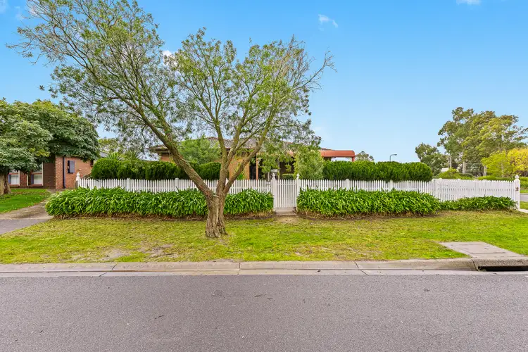 2 Maltravers Crescent, Cranbourne North VIC 3977
