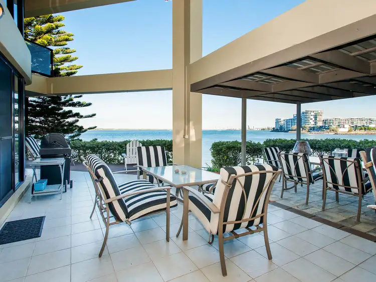 15 King Arthurs Court, Sovereign Islands QLD 4216