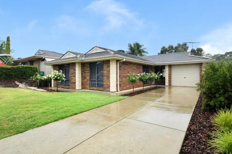 28 Shillabeer Crescent, Woodcroft SA 5162