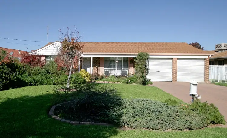 4 Magnolia Parade, Lake Albert NSW 2650
