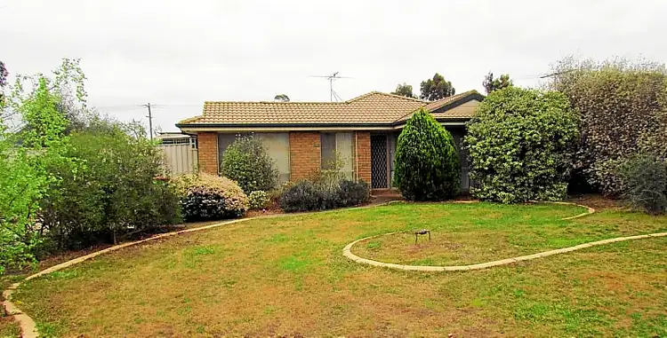 17 Mark Place, Melton West VIC 3337
