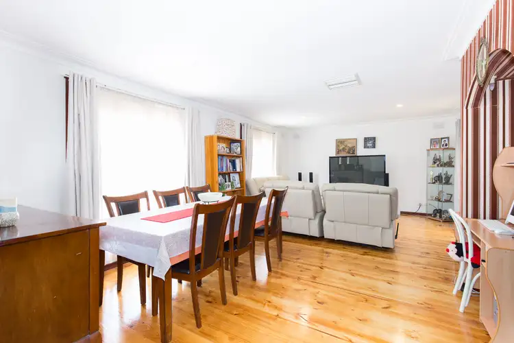 98 South Circular Road, Gladstone Park VIC 3043