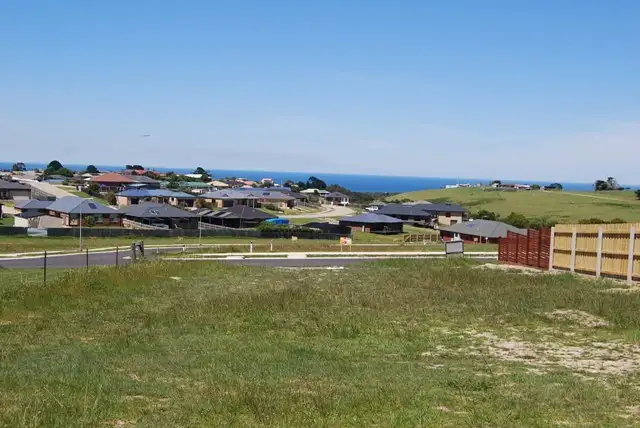8 Lawson Drive, Lakes Entrance VIC 3909