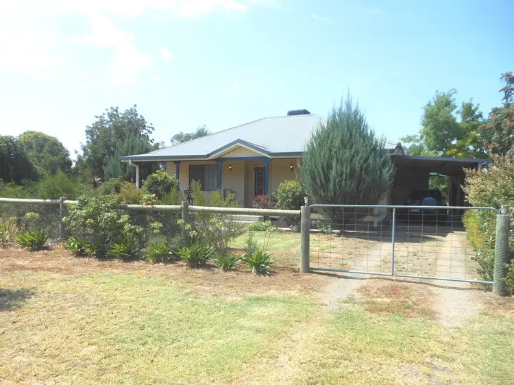 108 Whiteman, Young NSW 2594