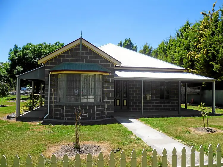 2 Grove Street, Spring Hill NSW 2800