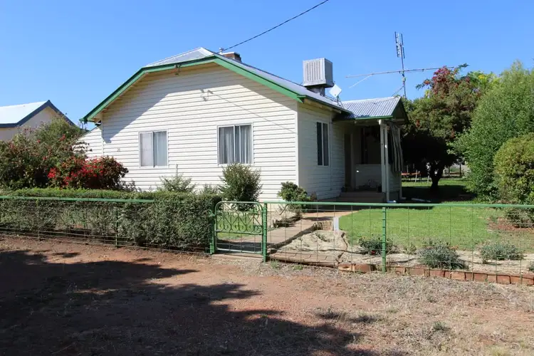 28 Cootamundra Rd, Temora NSW 2666