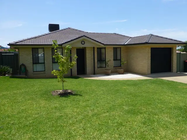 2 Vaucluse Place, Parkes NSW 2870