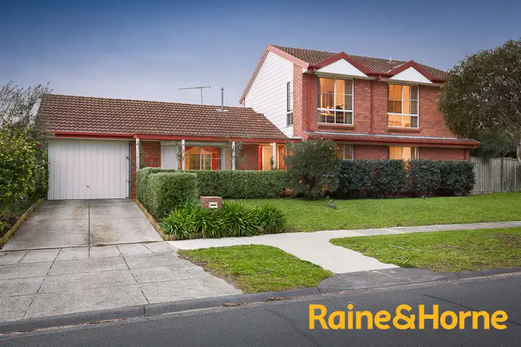 8 Gilmore Cres, Lynbrook VIC 3975