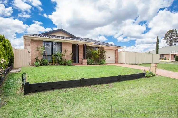 16 Glover Crescent, Metford NSW 2323