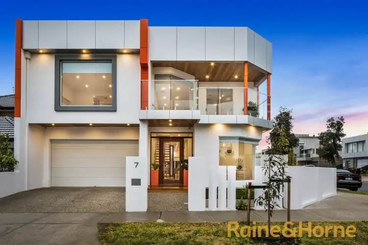 7 Swan Street, Caroline Springs VIC 3023