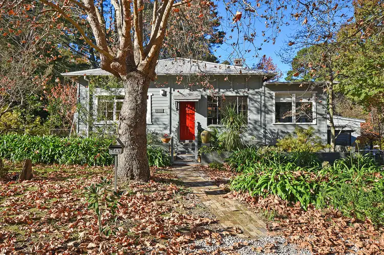 144 Falls Road, Wentworth Falls NSW 2782