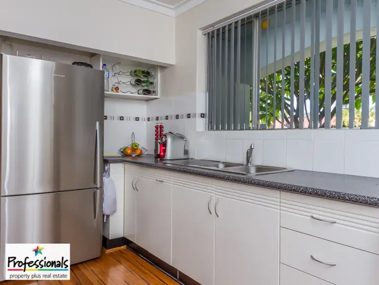 Fifth view of Homely house listing, 2 Orberry Place, Thornlie WA 6108