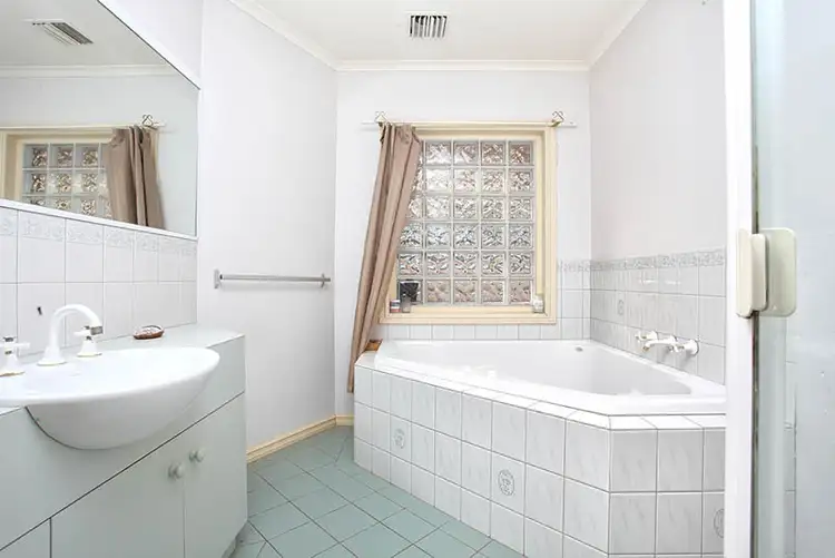 Seventh view of Homely house listing, 2 Swindon Court, Lara VIC 3212