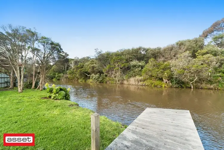 8 Beach Grove, Seaford VIC 3198