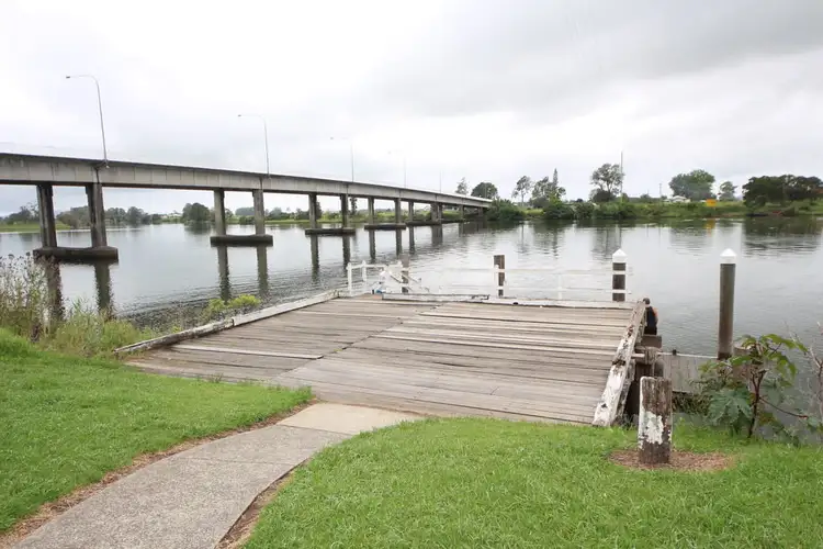 2 Croads Esplanade, Smithtown NSW 2440