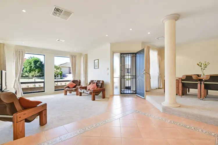 4 Dorrien Avenue, Woodcroft SA 5162