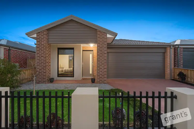 8 Armidale Drive, Pakenham VIC 3810