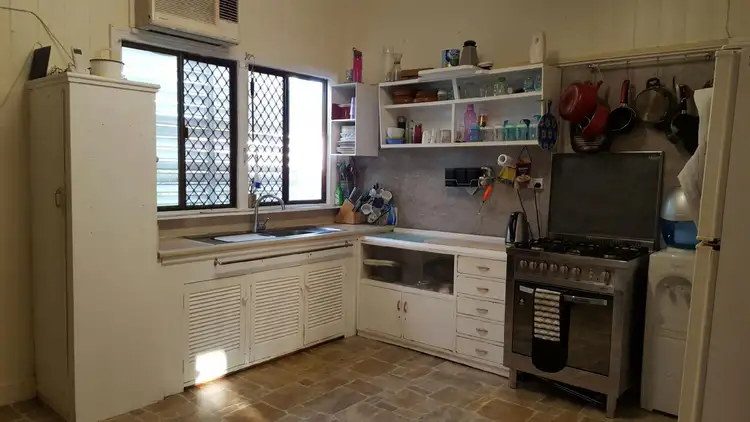 16 Arthur Street, Urangan QLD 4655