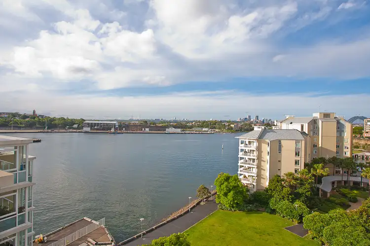 902/32 Refinery Drive