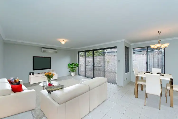 4/211 Treasure Road, Queens Park WA 6107