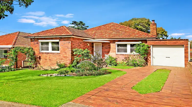 33 Rosebank Ave, Kingsgrove NSW 2208