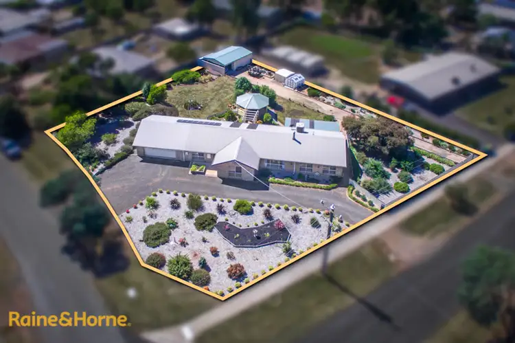 28 Regan Drive, Romsey VIC 3434