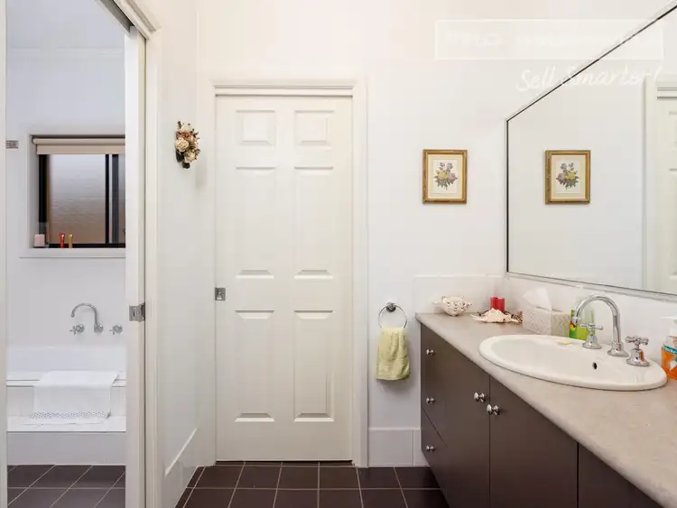 Sixth view of Homely house listing, 8 Headley Place, Kooringal NSW 2650