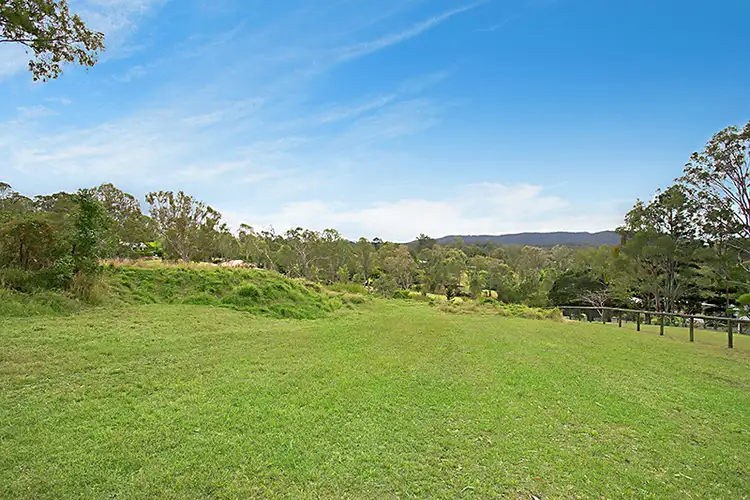 4 Kintyre Street, Brookfield QLD 4069
