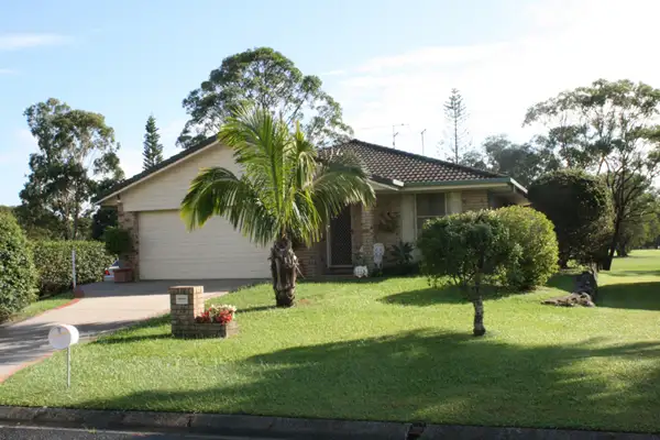 10 Kiah Close, Ocean Shores NSW 2483