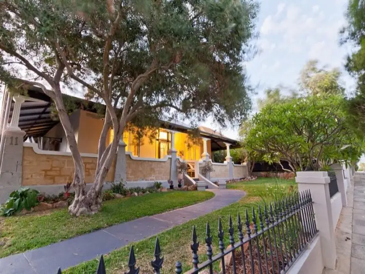 11 Sea View Street, Beaconsfield WA 6162