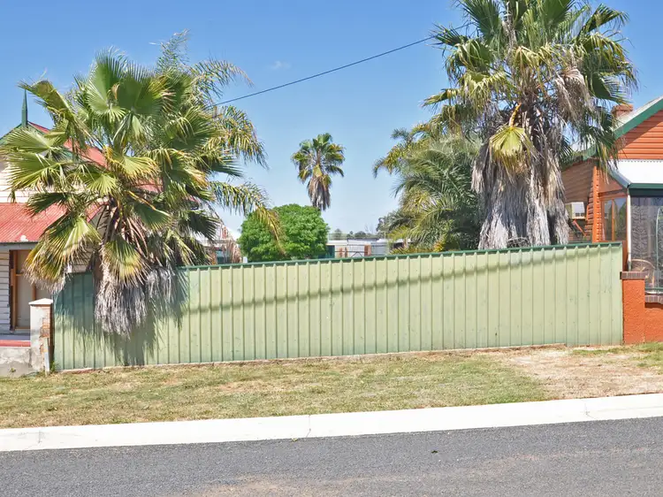 8 Thomas Street, Junee NSW 2663