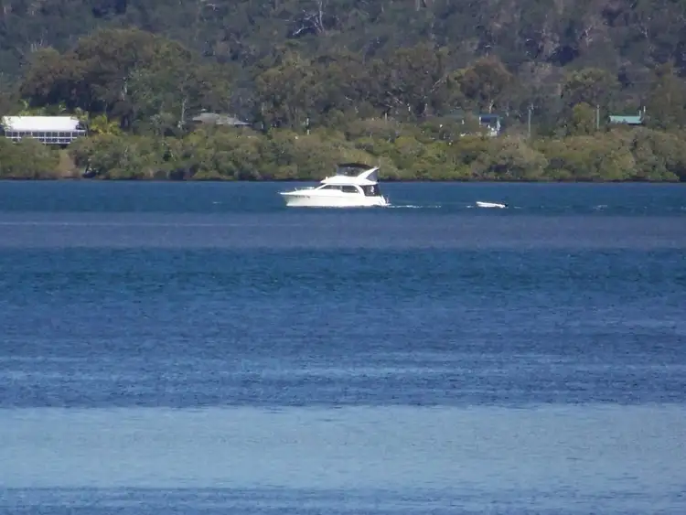 8 RESTHAVEN dr, Lamb Island QLD 4184