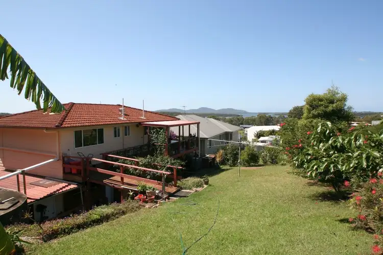 9 Binalong Crescent, Coomba Park NSW 2428